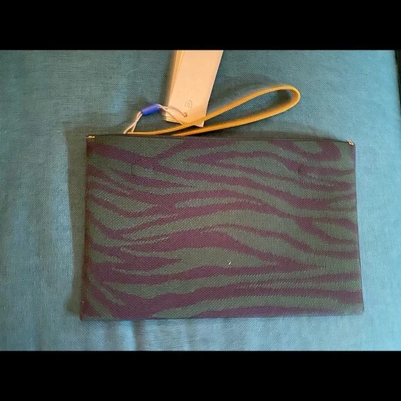 {ROTHY’S} Green Zebra essential pouch NWT *magnets* - Picture 2 of 6